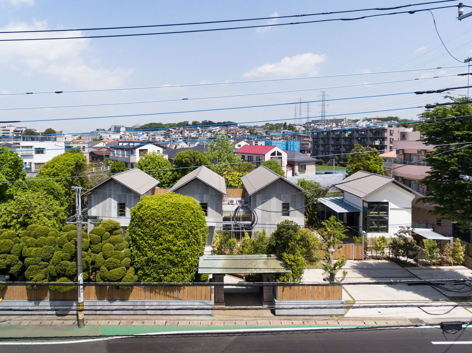 본래 농촌 마을이었던 카와사키 시의 마을을 재개발하며 '집합 주택'과 '집합 오피스'로 재-구성 됐어요. 그리고 그건, 농촌 마을이 갖고있던 100년 넘은 나무와 정원, 일본 전통 가옥의 양식을 지키는 방식이었답니다. 