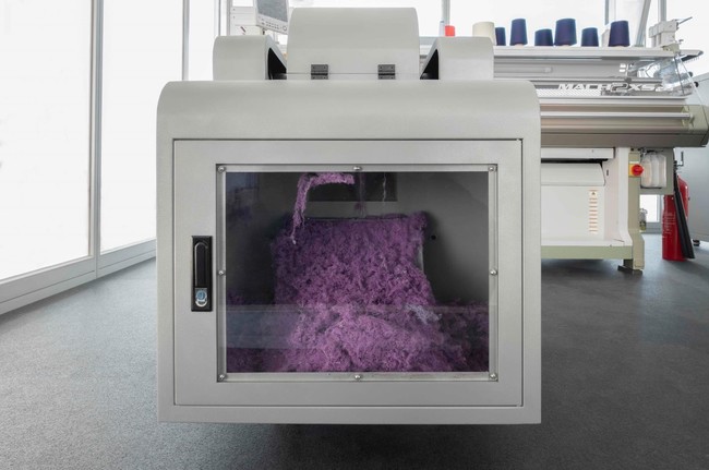 옷을 다시 '옷이 되기 이전'의 상태로 돌려놓는 작업을 하는 기계라고 해요.