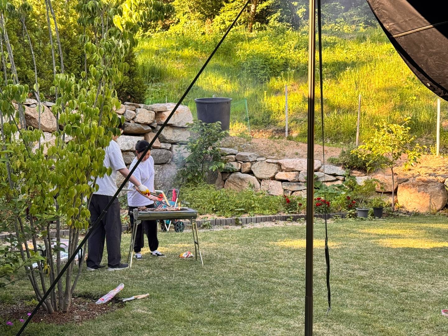 고기를 굽고 있는 연구실 YB들