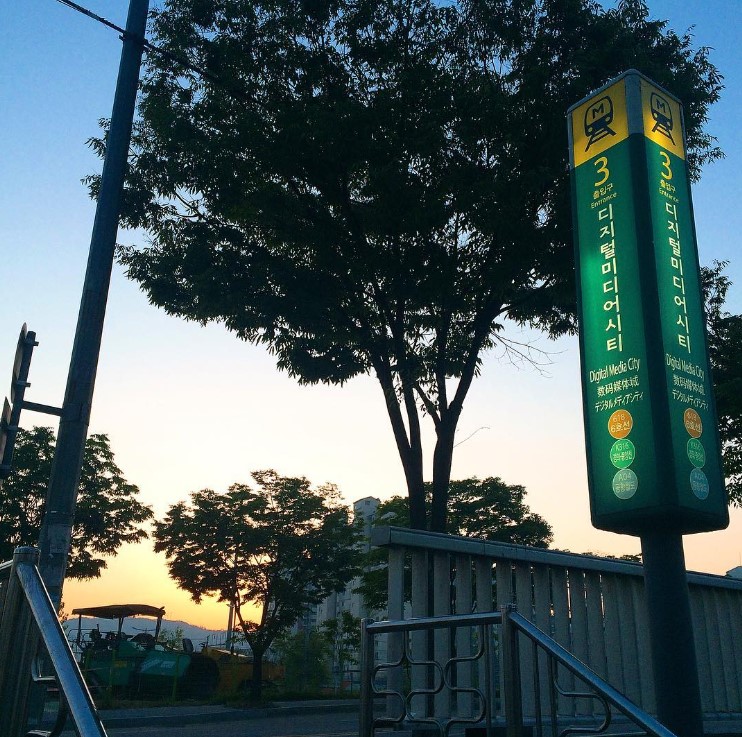 제 삶에 DMC역이 있을 거라고 상상 못 했죠. 목공 배우러 매일 갔거든요. 밤낮없이 새벽도 없이요. 이 사진도 동틀 무렵 작업 마치고 귀가하며 찍은 사진이에요.&nbsp;