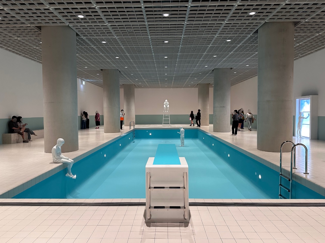 The Amorepacific Pool, 2024 (lights, stainless steel, tiles, paint, Courtesy of the artists) ⓒ아무콘텐츠