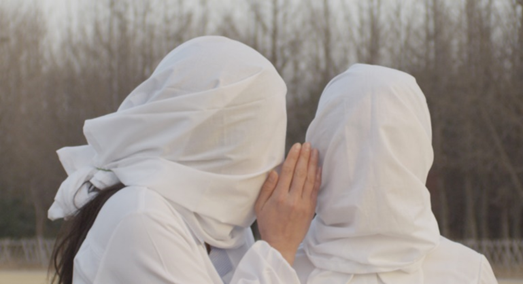 <위로공단>의 한장면, 르네 마그리트의 <연인들>을 닮았다.