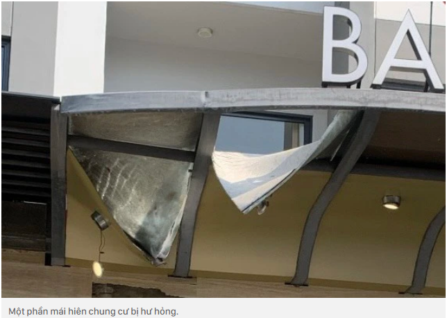 망가진 아파트 차양 일부분
