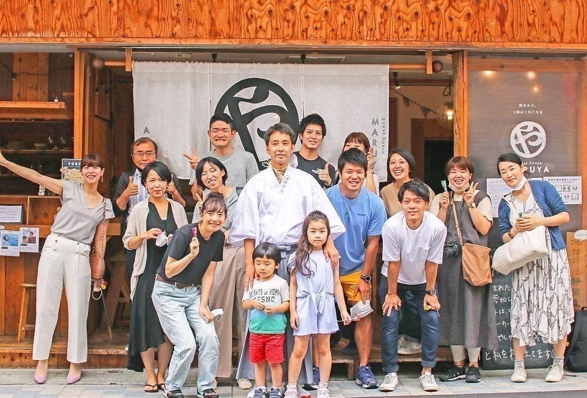 근래 일본에선 열도 전역 게스트하우스들의, 코로나 이후 '위기'를 돕기 위한 크라운드 펀딩이 열렸어요. 이 사진을 보면 그건 아마 '커뮤니티'의 어제가 아니었을까 싶기도 해요.