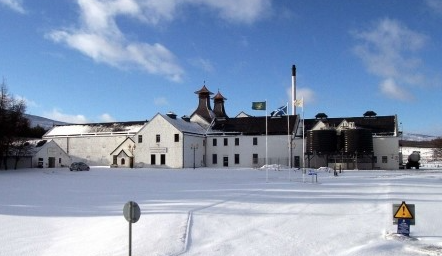 눈에 파묻힌 달위니 증류소