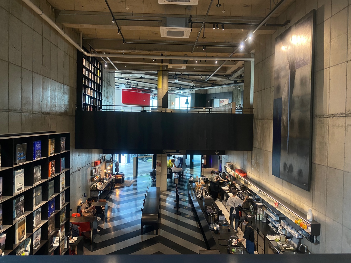 높은 천장고가 인상적인 테라로사 커피