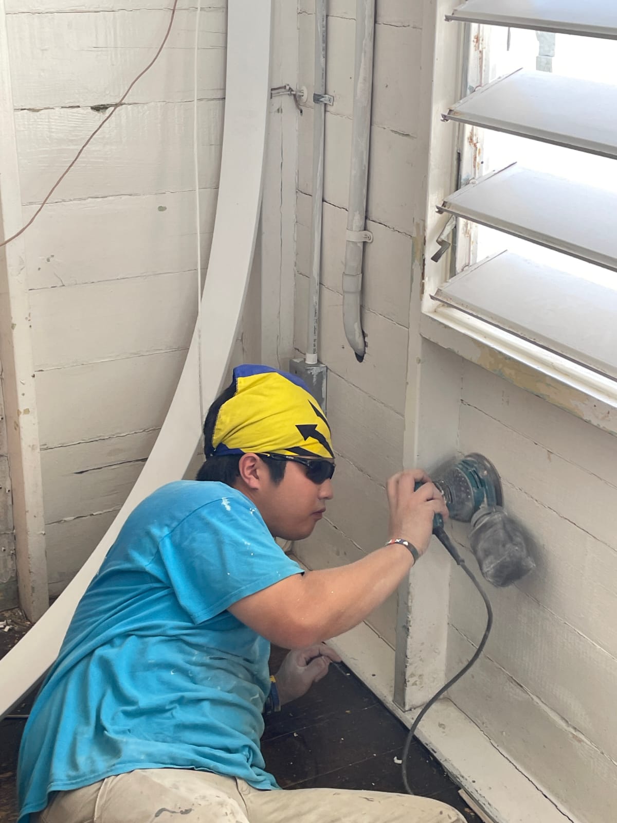 벽을 깍고 있는 중