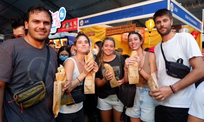 2023년 축제에서 반미를 맛보는 외국인 관광객들