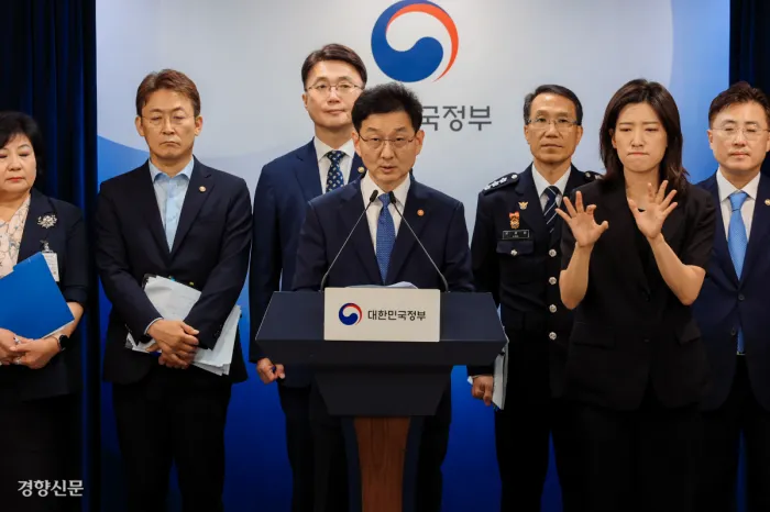 국무조정실장이 발표 윤창렬 국무조정실장이 28일 정부서울청사에서 보이스피싱 근절을 위한 종합대책 방안을 발표하고 있다. 이준헌 기자