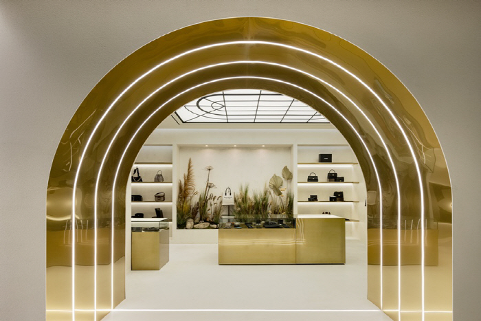 업계 첫 오프라인 매장 문 연 머스트잇