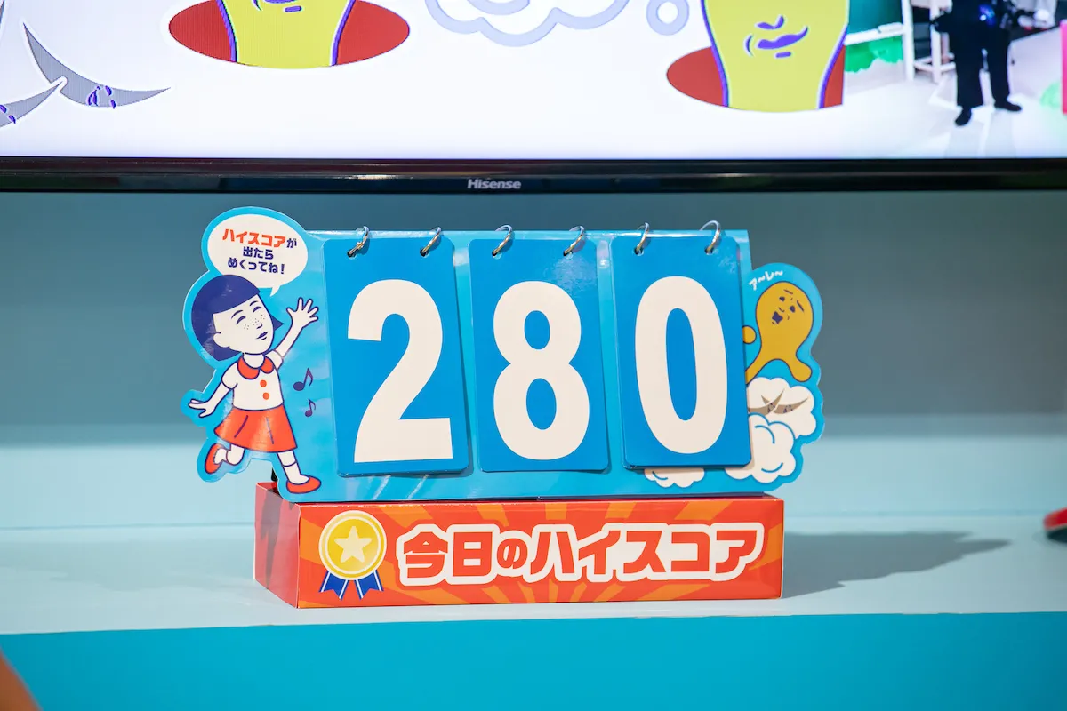 오늘의 하이 스코어는 280? 이게 무엇이냐 하면요 행사장에는 마치 두더지 잡기를 본따 만든 게임기가 설치, 모공에서 배출되는 각질, 피지를 거품 망치로 씻어내는 체험형 놀이가 준비되어 있거든요. 280개나 물리친 승자, 누군가요?