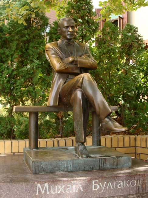 작가의 출생지인 키이우에 있는 동상 