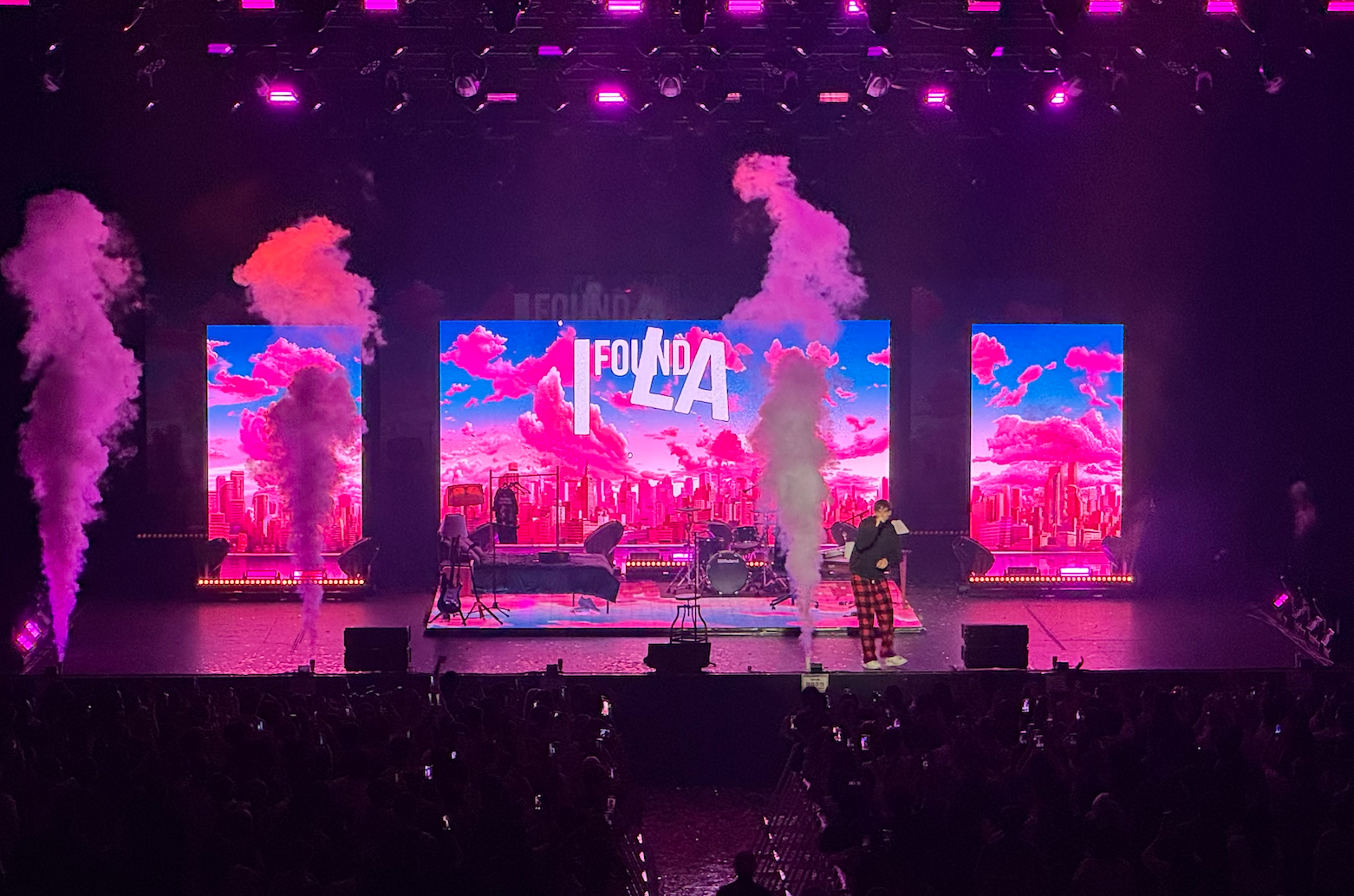 지난주에 갔었던 JVKE 의 첫 내한공연. 남자친구와 저에게 의미가 있는 아티스트라, 한국에 온다는 소식을 듣고 티켓팅을 했었는데요. 무대가 기대보다 훨씬 알차서 공연 내내 즐거웠답니다.