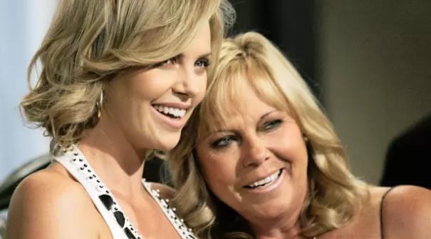 샤를리즈 테론과 그의 어머니