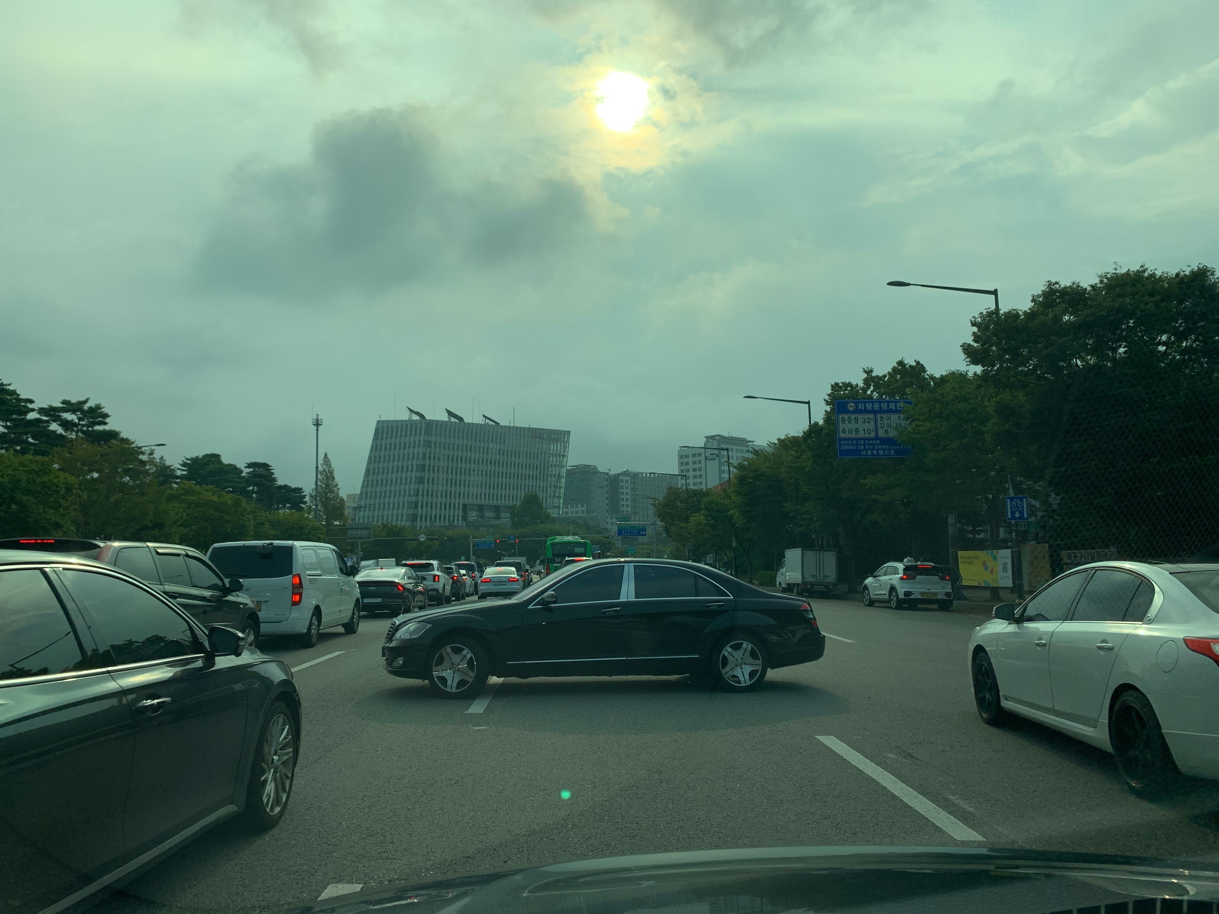 금요일 출근길 진풍경. 가로본능.  미쿡팀 사이의 한국인. 존대본능.