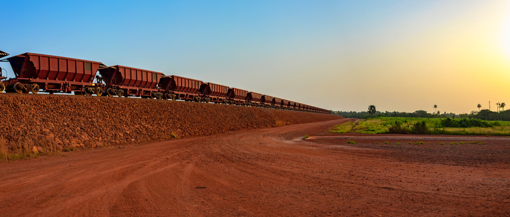 기니에서 보크사이트를 운반하는 열차. shutterstock