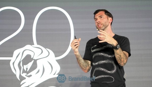 <칸 라이언즈에서 피칭하고 있는, 마이크 세사리오>&nbsp;