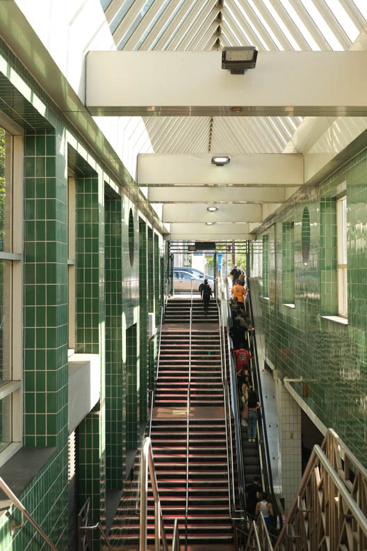 연휴가 끝난 저녁, 학교 앞 지하철 출구에서