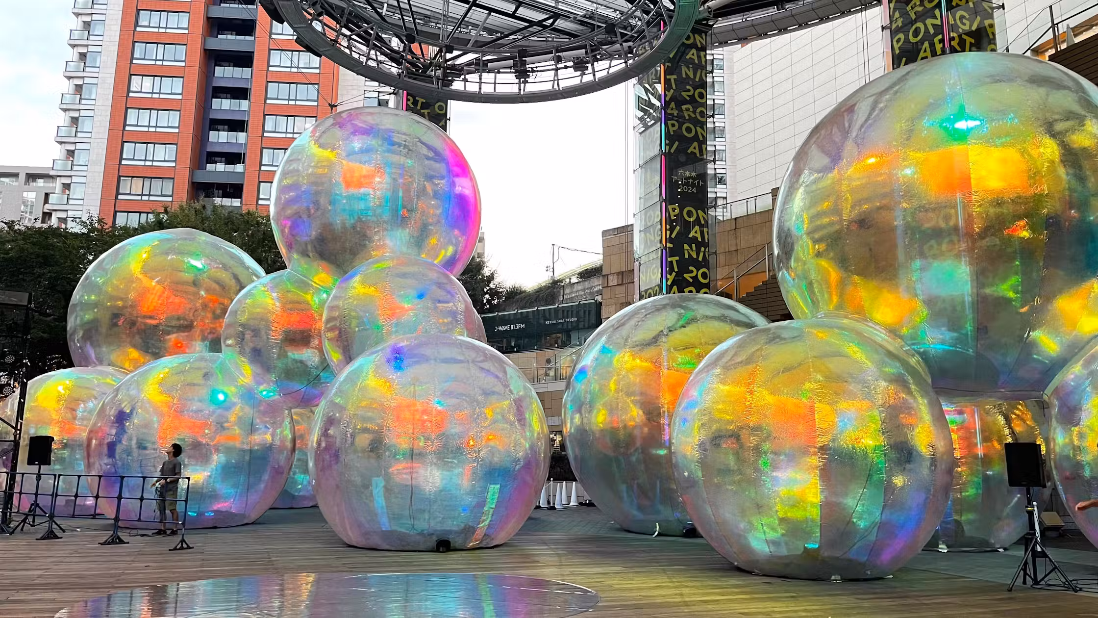 마을은 곧 아트가 될 수 있을까요? 롯뽄기의 이제는 정례 이벤트 '아트 나이트'가 지난 9월의 마지막주 27일부터 29일가지 열렸어요. 사진은 페루의 조각 작가 렌조 B 라리비엘과 오스트레일리아 국적의 아티스트 자라 파스필도가 이끄는 아트 스튜디오 '아틀리에 시스'의 '에라멜 콜렉션'이에요. 작가는 작품에 대해 '빛과 소리를 체험하다'를 생각했다고 하는데, 빛이라는 건 왜인지 소리로 반짝일 때가 있지 않나요? 