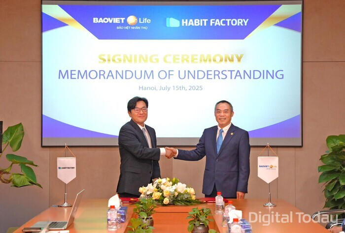 정윤호 해빗팩토리 공동대표(왼쪽)와 응우엔 꾸앙 피(Nguyễn Quang Phi) 바오비엣 사장이 기념촬영을 하고 있다. [사진: 해빗팩토리]