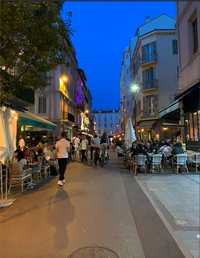 밤 9시, 칸의 거리 