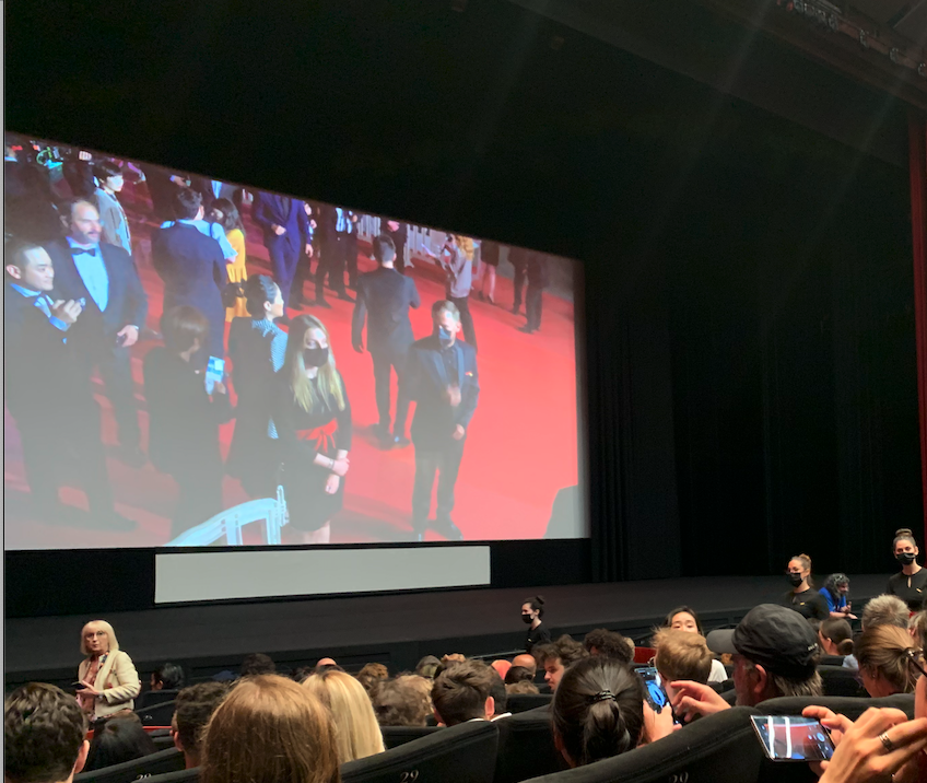 레드카펫 준비중인 모습 & 그 모습을 지켜보는 관객들