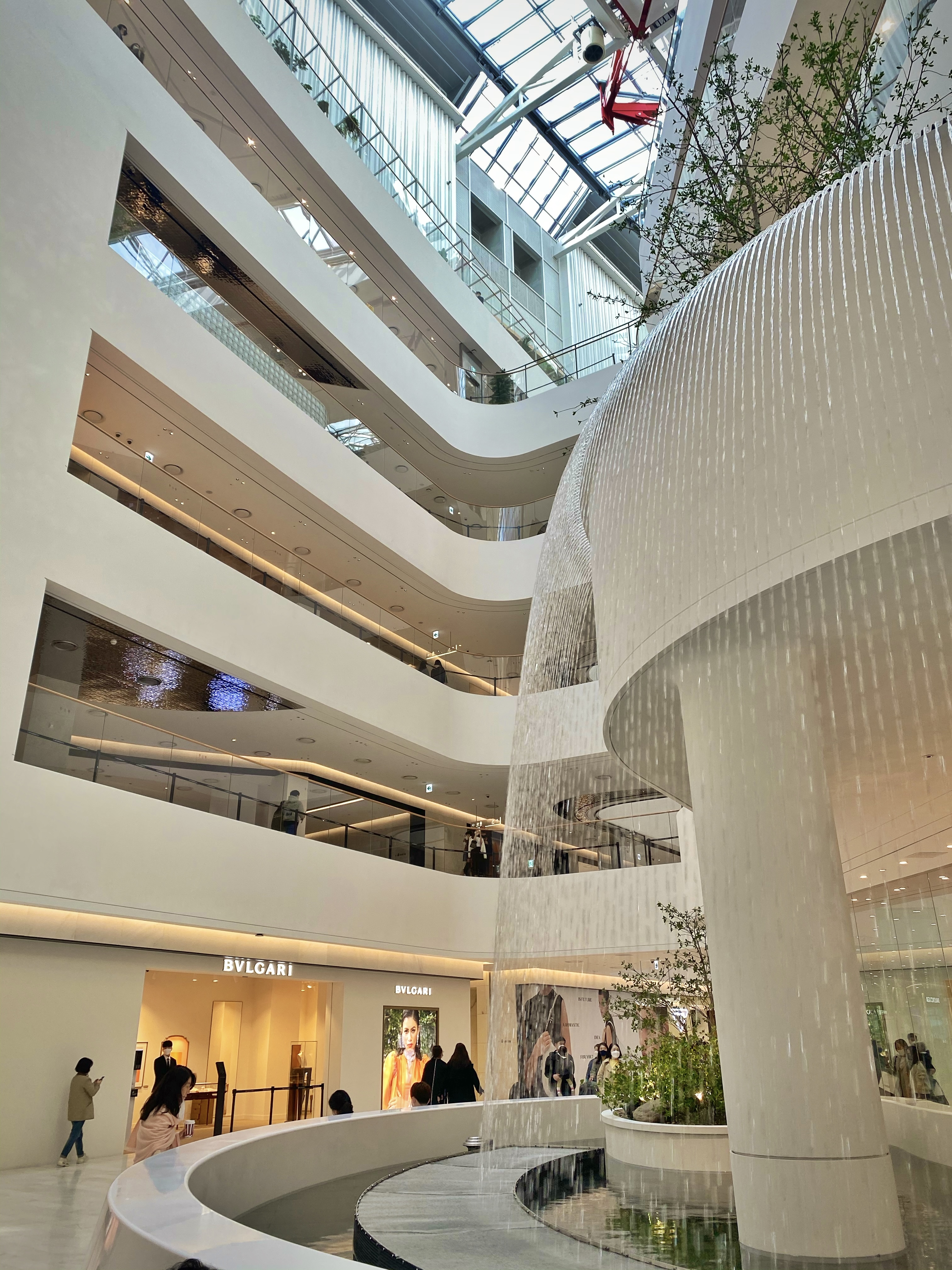 <더현대 서울> 노출 천장