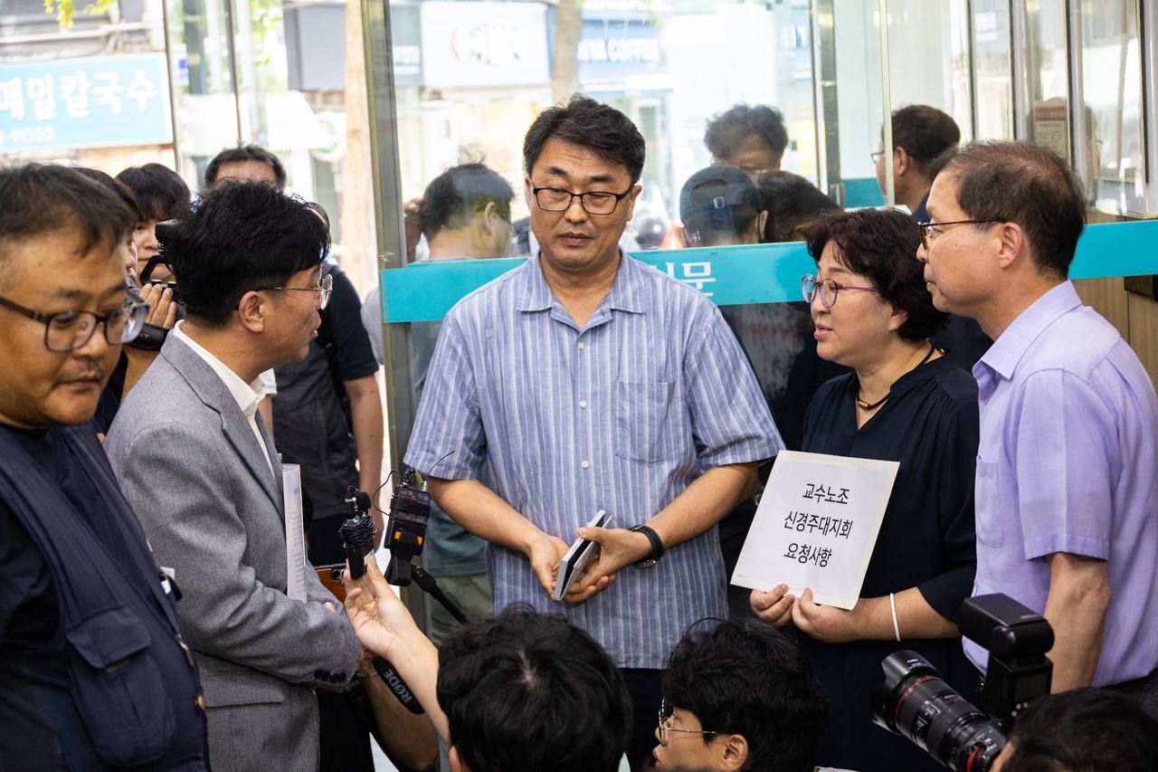 노동부장관에게 요구안을 전달하는 신경주대지회 조합원들