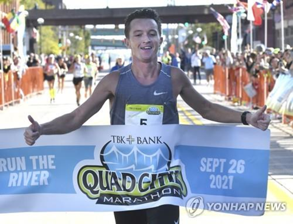 마라톤 우승을 차지한 타일러 팬스 (출처 :&nbsp;https://www.yna.co.kr/view/AKR20210929070700009)