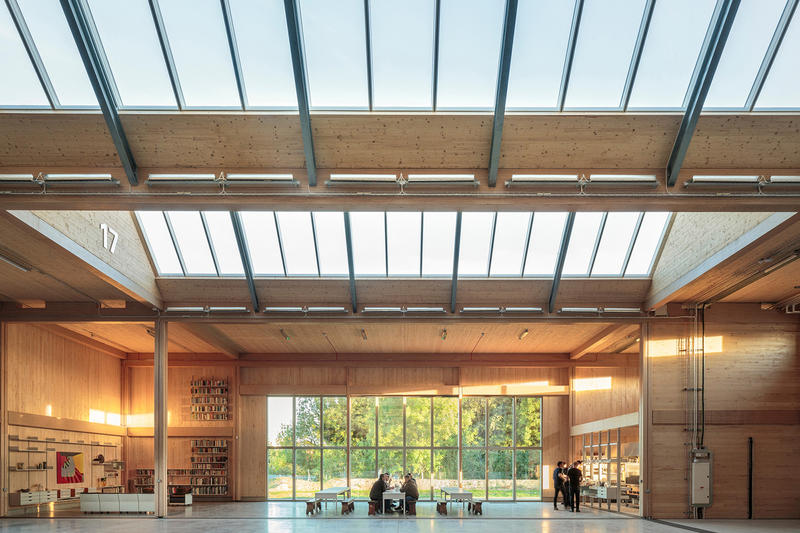 환경 친화적으로 제작된 비초에 본사와 공장. 낮에는 전등을 사용하지 않기 위해 자연광 유입을 최대화하고, 페인트 사용을 하지 않았다.