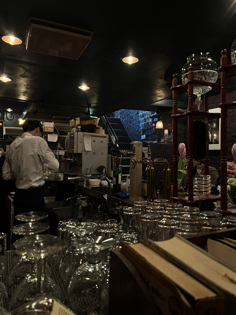 마스터는 손님과 호흡하고 밀려오는 주문이란 파도에 대응한다.