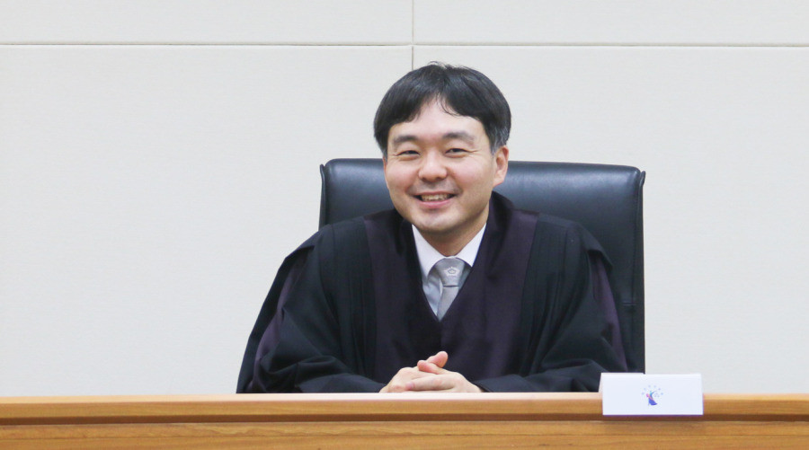 그는 15년차에 판사를 그만두기로 결심했다.