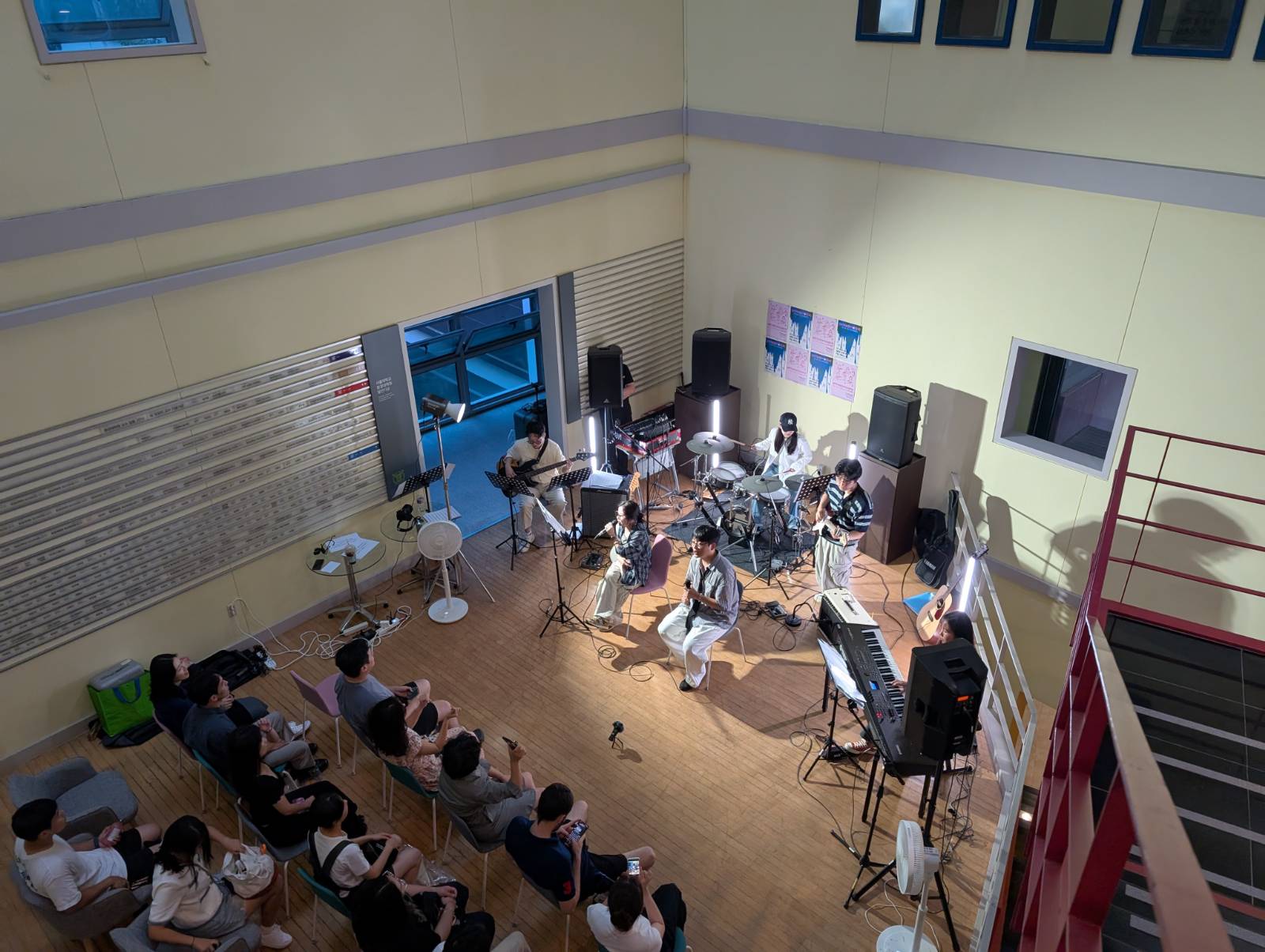 공연의 감동을 함께 느끼는 관객들의 모습