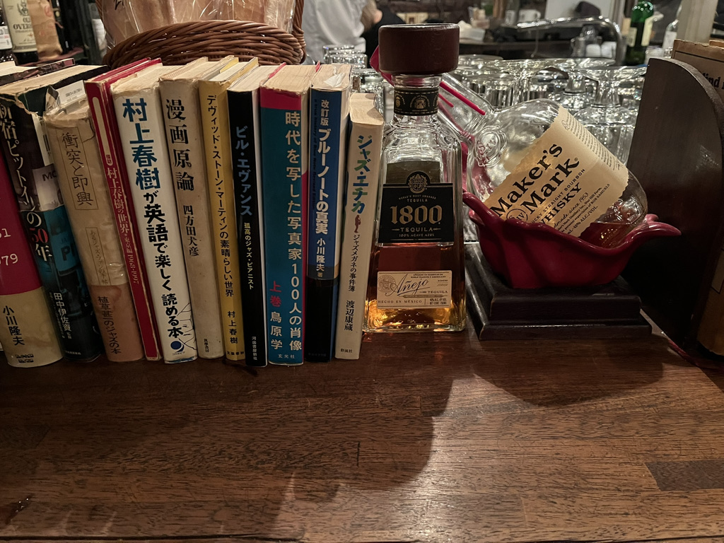 한 권 정도를 꺼내 펼쳐보았다. 종이는 세월을 머금어 뻣뻣했다.&nbsp;