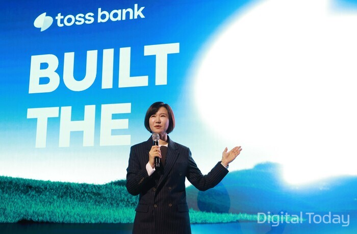 이은미 토스뱅크 대표는 16일 서울 여의도 페어몬트호텔에서 열린 기자간담회에서 중장기 전략을 소개하고 있다. [사진: 토스뱅크]