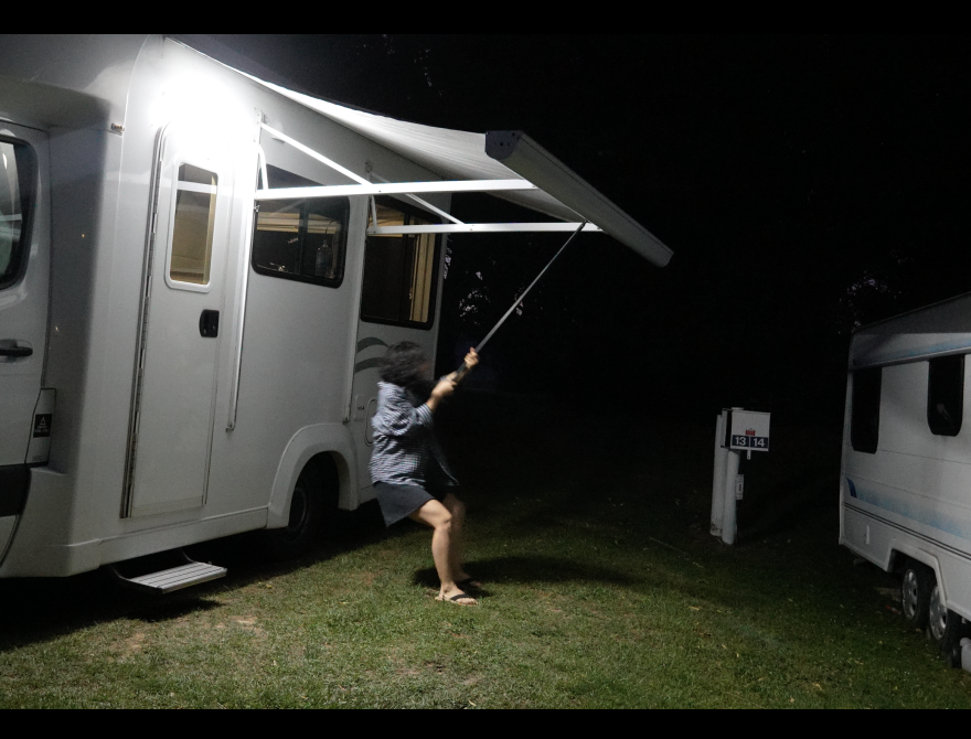 캠핑카와 씨름하는 예은의 모습