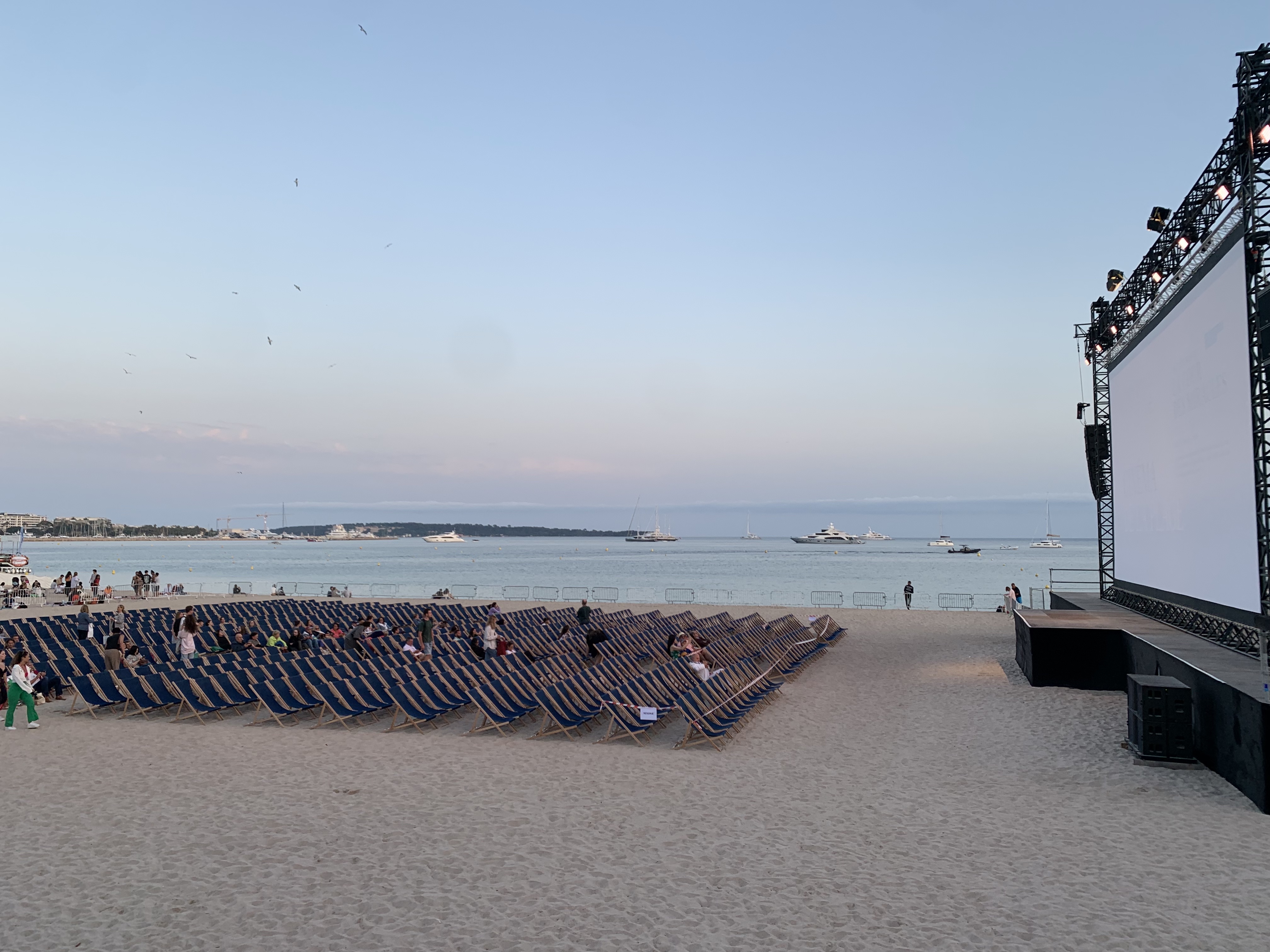 야외 상영이 이루어지는 시네마 드 라 플라주