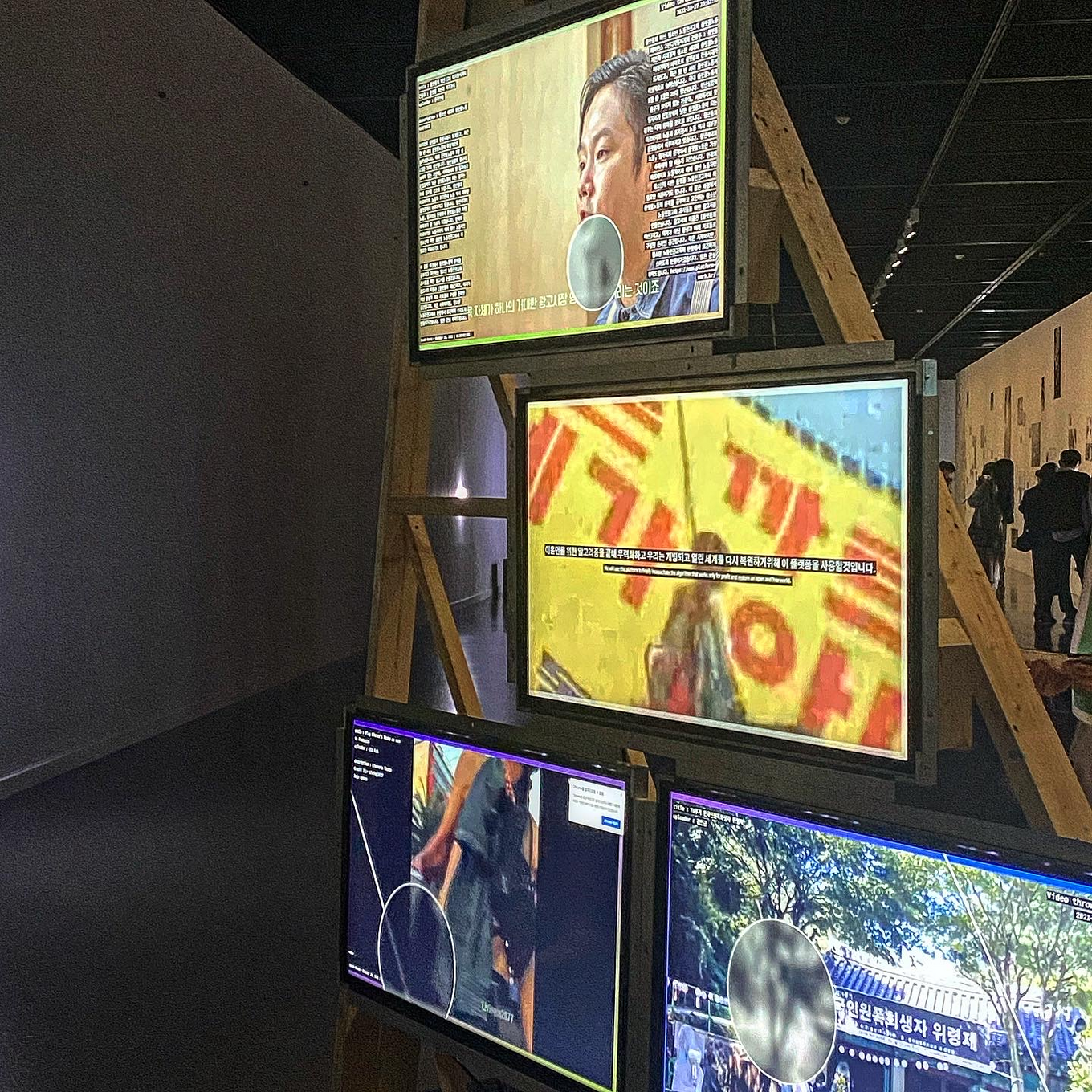 홍진훤 <굿 애프터눈, 굿 이브닝, 굿 나잇 v.2.0.>, 2021, 복합 매체 설치, 웹 기반 유튜브 구독 및 스트리밍 서비스, 단채널 비디오 2개, 컬러, 각 18분 25초, 20초, 루프, 사진, 피그먼트 프린트, 200*150cm