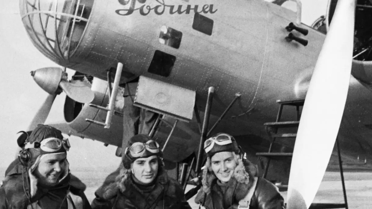 비행 직전 탑승 중인 폴리나 오시펜코(부조종사 겸 비행사), 발렌티나 그리조두보바(내비게이터), 마리나 라스코바 중위