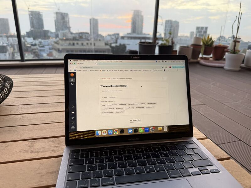 Base44의 첫 프로토타입 사진 (출처: Maor Shlomo LinkedIn)