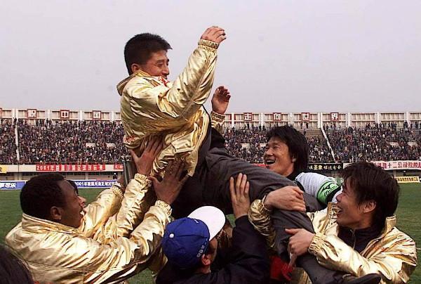 이장수 감독은 충칭 리판(重庆力帆, 현재 충칭 량장 징지)을 중국 갑급A리그 4위, 중국축구협회 FA컵 우승으로 이끌었다. © 蛋蛋赞