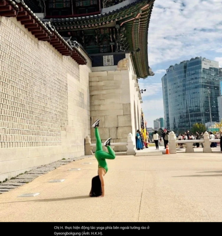 한국 서울 경복궁 담장 바깥쪽에서 요가 동작을 시연한 베트남 여성관광객 H씨