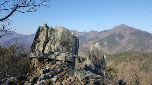 마고할미가 하룻밤 만에 쌓은 성벽이라는 설화가 있는 마고산성 © 양산신문