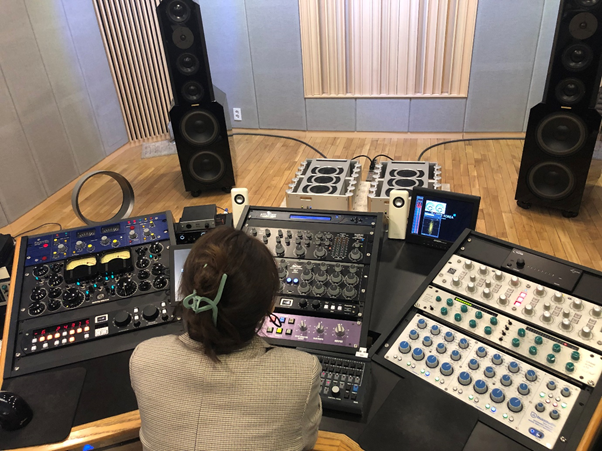 작업이 완료되면,&nbsp;마스터링 엔지니어의 자리&nbsp;(200만원이 넘는 의자)에 앉아서 마스터링 된 음원을&nbsp;(1억이넘는 장비들로)모니터링 합니다.