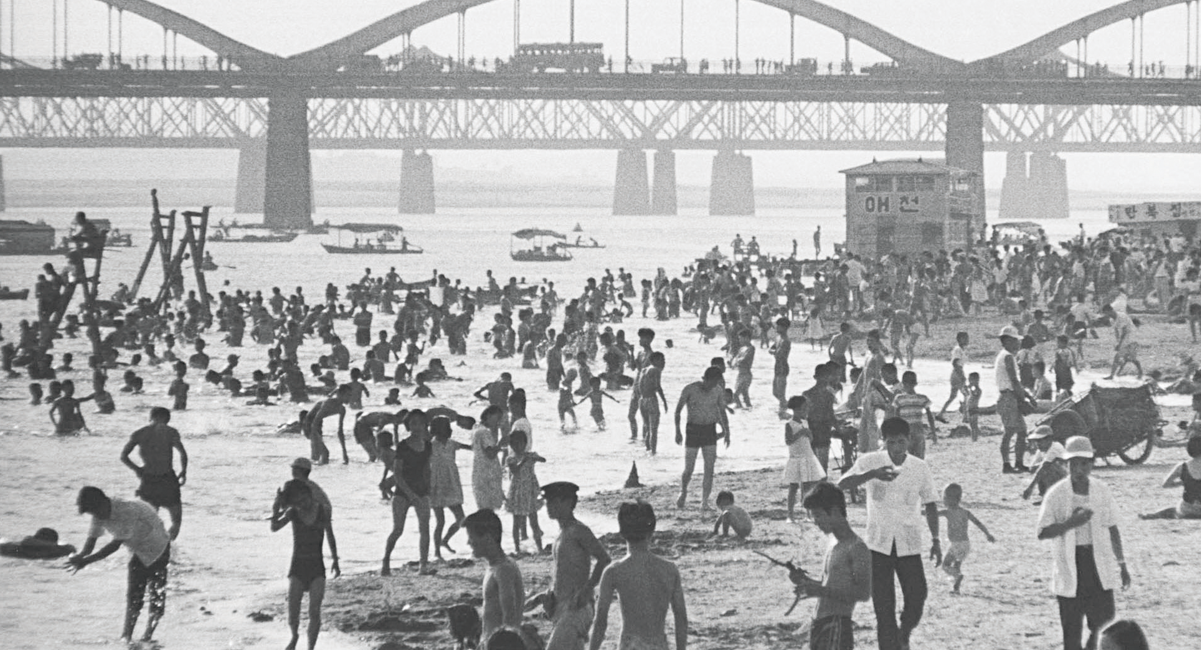 과거 한강 뚝섬유원지에서 강수욕을 즐기는 시민들 (출처-서울스포츠)