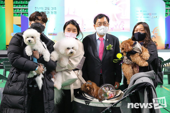 출처 : News펫 (경주시장 및 반려인 기념사진)