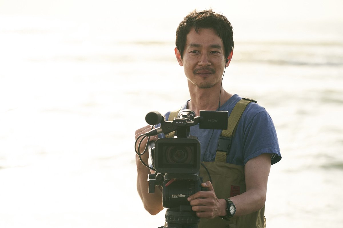 구로사와 기요시의 '여행의 마지막, 세계의 시작' 중 한 장면이에요. 극중 다큐 TV 프로를 촬영하는 카세 료의 모습입니다. 영화는 끝이 나지만, 마에다 아츠코가 부르는 '사랑의 찬가'를 잊을 수 없어요.