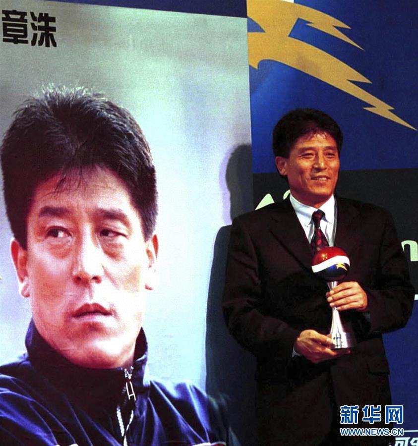 2000년 11월 16일, 새천년을 본인 축구 인생의 최고의 해로 장식한 이장수 감독은 중국 올해의 감독을 수상한다. © 신화통신