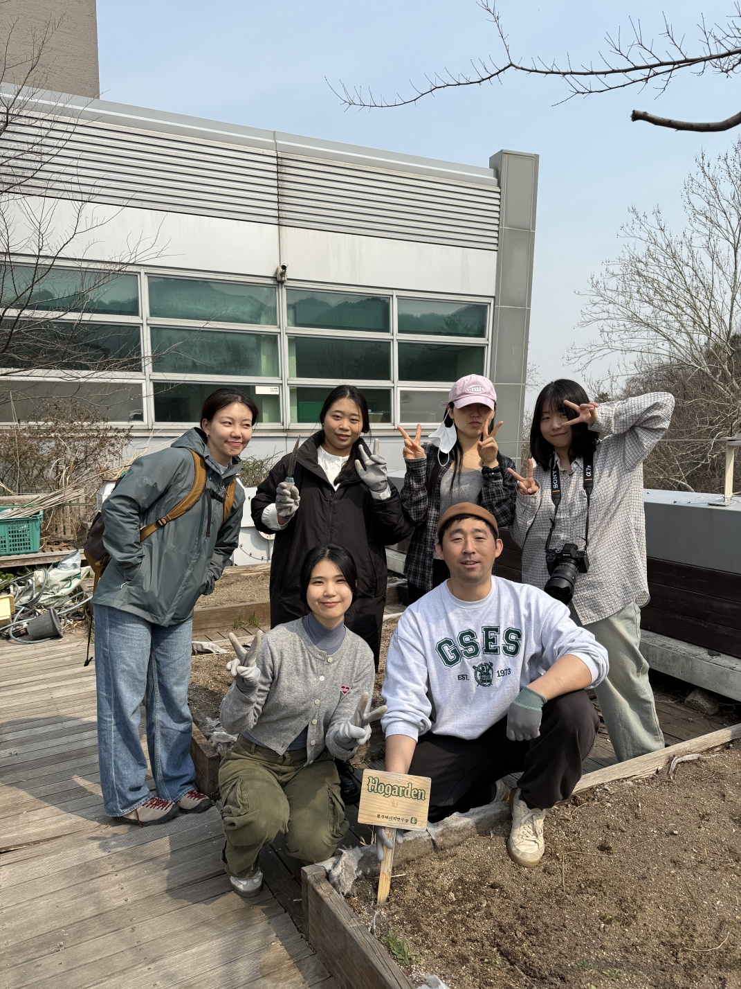 호가든 텃밭에 함께한 연구실 동료들