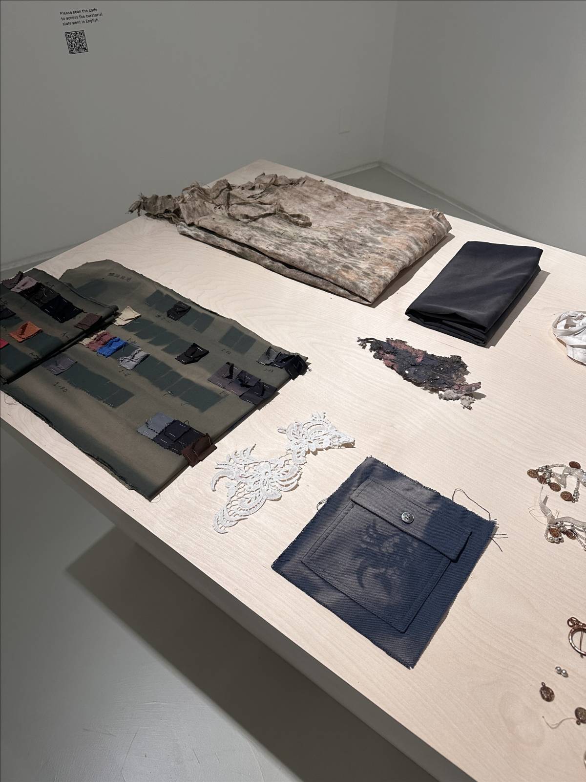 재료들 Materials, 2025, Mixed media, 100×220×72cm © 퍼니